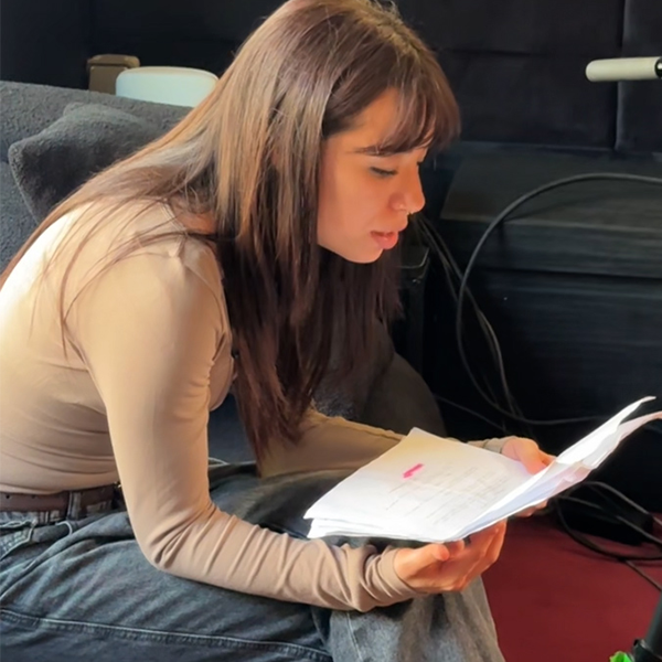 Une élève lisant son texte avant le tournage