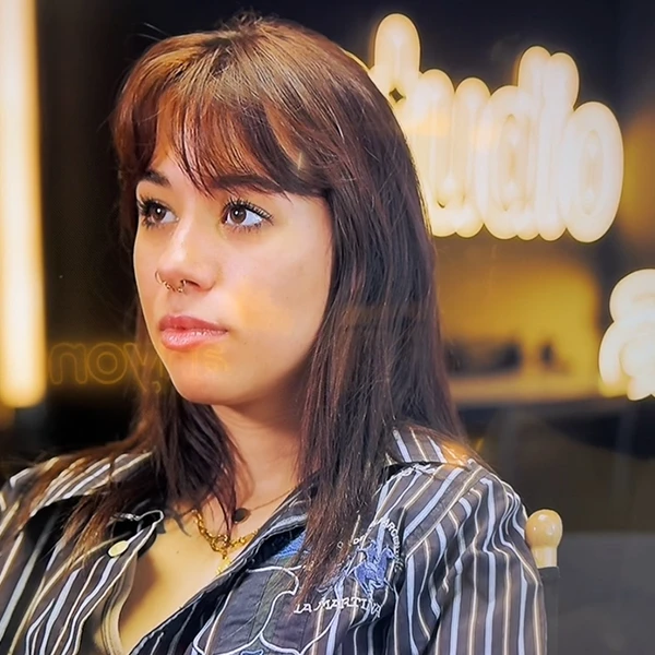 Une élève filmée en interview au studio
